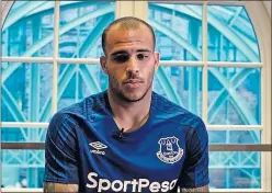  ??  ?? NUEVOS COLORES. Sandro, ayer con la camiseta del Everton.