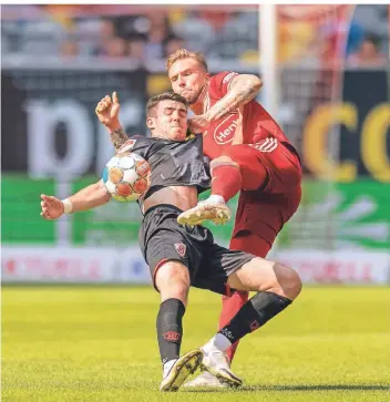  ?? FOTO: MORITZ MÜLLER ?? Andre Hoffmann im Spiel gegen Jahn Regensburg: Der Innenverte­idiger gibt durch seine Rückkehr Hoffnung auf dringend benötigte Stabilität.