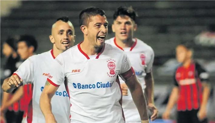  ?? FABIÁN GASTIARENA ?? Grito clásico. Martín Nervo festeja el primer gol de Huracán, aunque llegó de carambola: conectó el corner, pero la pelota pegó en Piris da Motta y descolocó a Torrico.