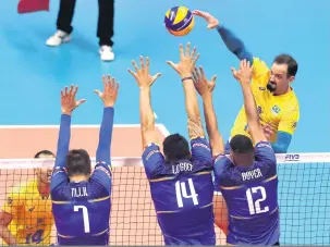  ?? FIVB ?? O paranaense Lipe foi a novidade na escalação inicial do Brasil diante dos franceses