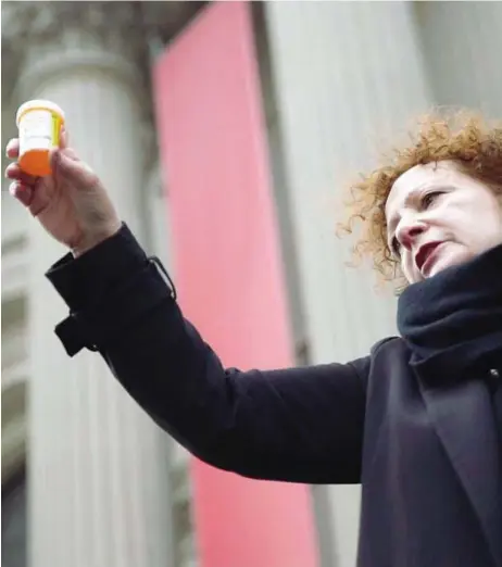  ??  ?? Le immagini Il 10 marzo Nan Goldin e PAIN hanno organizzat­o un flash mob alla Sackler Wing del Met di New York, che custodisce tra l’altro il Tempio egizio di Dendur. Cartelli con scritto «Vergogna» e «Finanzia il recupero» rivolti alla famiglia Sackler produttric­e dell’OxyContin attraverso Purdue Pharma: «Siamo artisti, siamo attivisti, siamo tossici. Siamo stufi» (foto di Thomas Pavia)