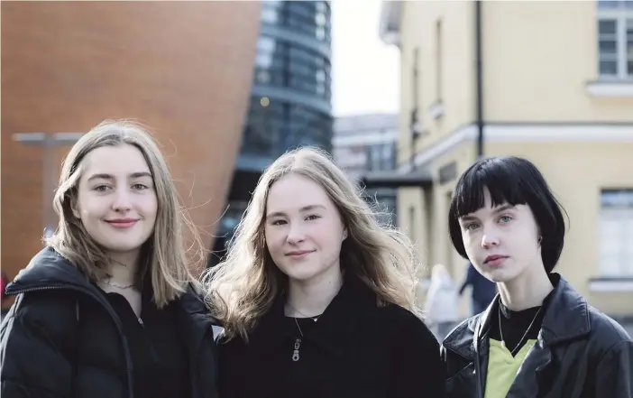  ?? FOTO: RICHARD NORDGREN ?? Anna Voynova, Lotta Juhola och Rosa Karlstedt använder mycket slangord, bland annat säger de ”keissi” och ”salee”. Orden har de tagit till sig från sociala medier.