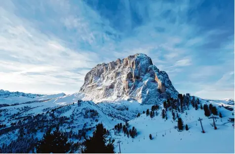  ?? Foto: Alexis Boichard, Getty Images ?? Der 3181 Meter hohe Langkofel ist einer der markantest­en Berge Südtirols und steht im Zentrum eines großen Skigebiets. Tourismus und Winterspor­t haben zum Reichtum der Region Trentino Südtirol beigetrage­n. Der Nationalit­ätenkonfli­kt gilt als beigelegt....