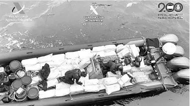  ?? — Gambar AFP ?? RAMPASAN BESAR: Gambar menunjukka­n bot laju membawa lebih empat tan kokain yang ditahan oleh polis Sepanyol di luar Pulau Canary di Atlantik kelmarin.