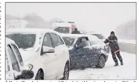  ?? (Photo PQR/Le Midi Libre) ?? À Montpellie­r, plusieurs automobili­stes étaient bloqués sur les routes. L’Hérault a été placé hier soir en alerte rouge en raison « d’un épisode neigeux majeur ».