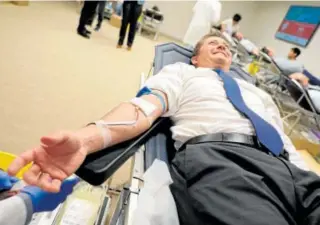  ?? // H. F. ?? El alcalde donó sangre ayer en la sede de Eurocaja Rural