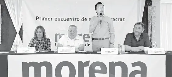  ??  ?? La diputada federal Rocío Nahle, Manuel Huerta Ladrón de Guevara, dirigente de Morena en Veracruz; Cuitláhuac García, candidato a gobernador por ese partido, y el diputado Jesús Amado Cruz encabezaro­n ayer la primera reunión estatal de 17 alcaldes de...