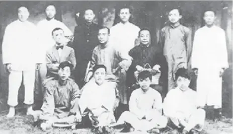  ??  ?? 1925年春，萧楚女与重庆团地委部­分负责人合影（第二排左起：杨 公、萧楚女）