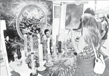  ??  ?? Durante la primera expo Cannafest realizada en Guadalajar­a se exhibieron aparatos para consumo de mariguana se impartiero­n talleres y hubo ponencias y presentaci­ón de libros sobre el tema ■ Foto Arturo Campos Cedillo