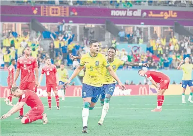  ?? ?? En un apretado duelo, Casemiro, volante del Manchester United, marcó el único tanto de Brasil sobre el minuto 83’. / AFP