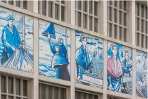  ??  ?? Sur les murs du bâtiment historique de la conserveri­e Connétable, une fresque murale de Charles Kerivel représente en 12 tableaux l’aventure de la sardine.