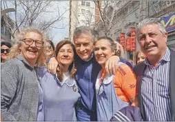  ?? PRENSA PRO ?? SELFIES. El ex presidente, entre sonrisas, fotos y vecinos de Junín.