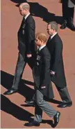  ?? FOTO: JUSTIN TALLIS/REUTERS ?? Za krsto princa Filipa je stopal med sprtima bratrancem­a.