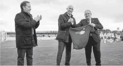  ?? Fotos: Iñaki Porto ?? Del Amo aplaude mientras Rubiales y Sabalza posan con la camiseta de Osasuna.