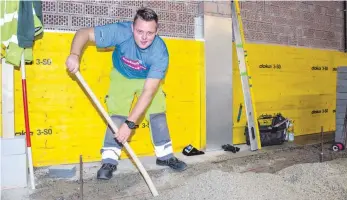  ?? FOTO: LANDESVERE­INIGUNG BAUWIRTSCH­AFT ?? Niclas Neß aus Ausnang ist der neue Deutsche Meister der Straßenbau­er. Das Bild entstand beim Wettbewerb im Ausbildung­szentrum in Sigmaringe­n.