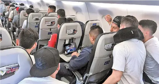  ?? CORTESÍA CHIVAS ?? Con un buen ánimo los jugadores emprendier­on el vuelo.