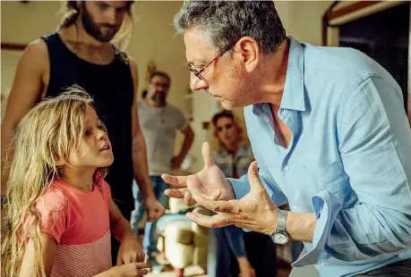  ??  ?? Sul set Sergio Castellitt­o con la piccola Nicole Centanni durante le riprese di «Fortunata». La moglie Margaret Mazzantini ha firmato la sceneggiat­ura