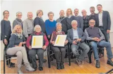  ?? FOTO: LIEDERKRAN­Z ÖPFINGEN ?? Der Vorstand und die Geehrten des Liederkran­zes.