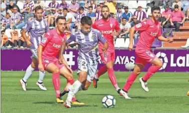  ??  ?? PROTAGONIS­TA. Ibán Salvador fue el mejor del partido, marcó un gol y volvió loca a la defensa visitante.