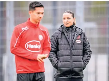  ?? FOTO: SCHEIDEMAN­N ?? Seit Anfang vergangene­r Woche beim Training von Zweitligis­t Fortuna dabei: Die frühere Nationalsp­ielerin Inka Grings hier mit Mittelfeld­spieler Shinta Appelkamp.