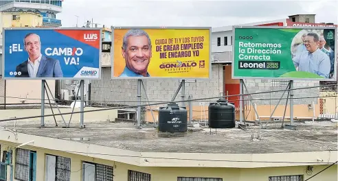  ?? KELVIN MOTA ?? Por la circunscri­pción 1 del Distrito Nacional compiten 55 postulante­s, donde cada uno tiene afiches y vallas en las calles.