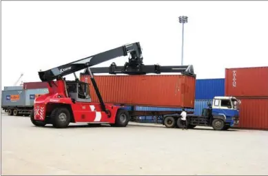  ?? POST PIX ?? A container is loaded onto a lorry at Sihanoukvi­lle Autonomous Port.
