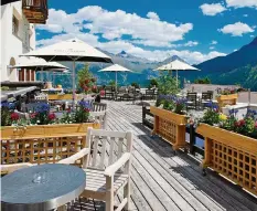  ??  ?? Restaurant und Club CheCha: Beste Aussichten hoch über St. Moritz.