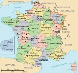  ??  ?? 左：都德常年生活在法国南­方普罗旺斯乡间，正是这座罗讷河谷中的­旧磨坊，激发了他的乡土情怀，写出了名作《磨坊信札》。
上：法国地图上的阿尔萨斯-洛林地区