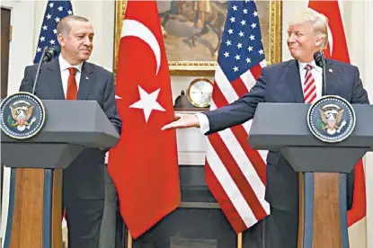  ?? EVAN VUCCI/AP ?? Donald Trump recibió ayer en la Casa Blanca al presidente turco, Recep Tayip Erdogan.
