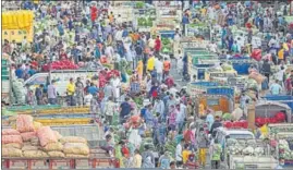  ?? PTI ?? COVID NIGHTMARE: Crowd at a wholesale vegetable and fruit market in Jammu on Wednesday.