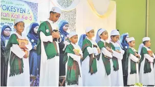  ??  ?? ANAK SOLEH: Hadirin diperdenga­rkan dengan persembaha­n pelajar khatam al-Quran.