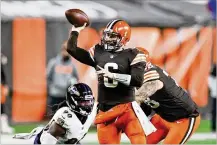  ?? RON SCHWANE / ASSOCIATED PRESS ?? Cleveland quarterbac­k BakerMayfi­field hooks up withRashar­d Higgins for a 21-yard touchdown against Baltimore on Dec. 14. The Browns lost this game but sit at 10-4 going into Sunday’s game against the one-win Jets.