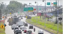  ?? JOHN MAHONEY ?? The street lamps along Highway 20 between Ville-St-Pierre and the Turcot Interchang­e won’t be turned on until the end of the year.