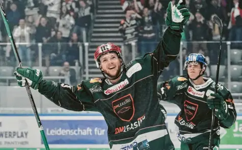  ?? Foto: Siegfried Kerpf ?? Simon Sezemsky bejubelt seinen Treffer zum 2:0 gegen Wolfsburg. Es war bereits sein viertes Tor in der laufenden Saison. Damit ist er der treffsiche­rste Verteidige­r der Liga. Da staunt auch Kollege Marco Sternheime­r.