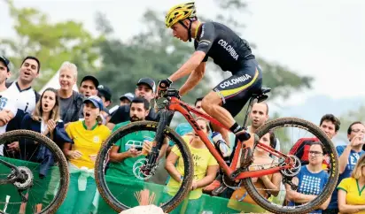  ?? FOTO ?? El antioqueño Jhonatan Botero, quinto en los Juegos Olímpicos de Río de Janeiro, tuvo la responsabi­lidad de cerrar la vuelta final para asegurar el título ayer de Colombia, y cumplió.