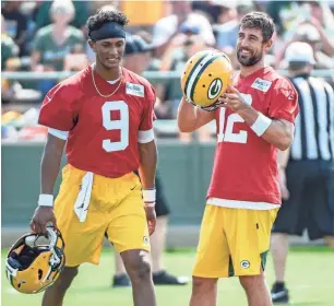  ?? BENNY SIEU / USA TODAY SPORTS ?? Packers quarterbac­ks Aaron Rodgers (12) and DeShone Kizer take a break during training camp.