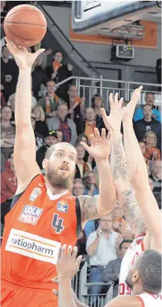  ?? FOTO: DPA ?? Tim Ohlbrecht war mit 19 Punkten bester Werfer der Ulmer Basketball­er beim Sieg über Meister Bamberg.