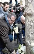  ?? Foto: afp ?? Für den toten Polizisten werden in Paris Blumen abgelegt.