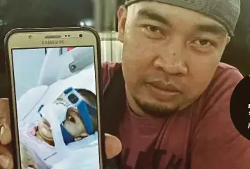  ??  ?? HAFIZ menunjukka­n gambar anaknya yang menjalani rawatan di Hospital Shah Alam.