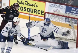  ?? CLIFFORD SKARSTEDT EXAMINER FILE PHOTO ?? Peterborou­gh’s Zach Gallant watches the puck elude Mississaug­a Steelheads goaltender
Kai Edmonds on a goal scored by the Petes’ Nick Robertson on March 7, 2020, at the Memorial Centre. It was the Petes’ last home game before the pandemic shut down play.