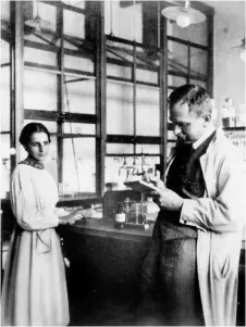  ??  ?? Fast 30 Jahre arbeiteten Lise Meitner und Otto Hahn in Berlin gemeinsam – eine Aufnahme aus dem Jahr 1913 (oben). Auch im schwedisch­en Exil forschte die Wiener Physikerin weiter (1945 in Stockholm)