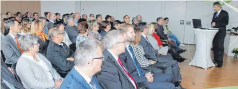  ?? FOTO: BLANKENHOR­N ?? Bürgermeis­ter Thomas Saur spricht beim Neujahrsem­pfang der Gemeinde Wört von deren erfolgreic­hen Entwicklun­g.