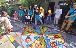  ?? AKHMAD KHUSAINI/JAWA POS ?? HARUS LINCAH: Anak-anak dari Gereja Katolik St Aloysius Gonzaga mencoba bermain engklek payung di Kampung Lawas Maspati kemarin.
