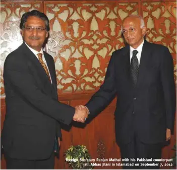  ?? PHOTOGRAPH: MEA ?? Foreign Secretary Ranjan Mathai with his Pakistani counterpar­t
Jalil Abbas Jilani in Islamabad on September 7, 2012