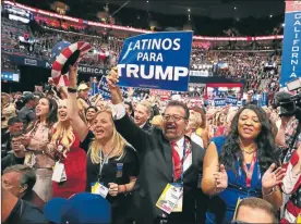  ??  ?? Los latinos son la primera minoría en Estados Unidos. Muchos criticaron a Hillary y Trump, pero otros los apoyaron.