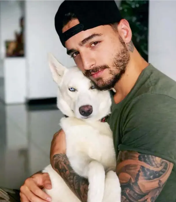  ??  ?? Además de ex futbolista, Maluma en un amante de los perros y tiene dos de raza siberiana, Bonnie & Clyde, a los que les abrió cuentas en Instagram. Dice que sueña con comprar una isla para vivir con sus familiares y mascotas. Se define muy creyente.