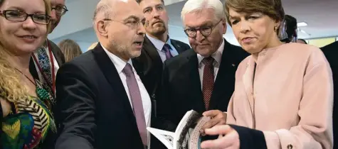  ?? Foto: Soeren Stache, dpa ?? Bundespräs­ident Frank Walter Steinmeier und seine Frau Elke Büdenbende­r (rechts) beim Besuch der Warschauer Buchmesse.