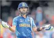  ?? GETTY IMAGES ?? Virat Kohli asks fans not to boo Steve Smith, during India’s World Cup tie against Australia at the Oval.