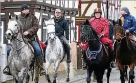  ??  ?? Als Master gab Jens Reichhard (links) Richtung und Tempo vor. Er durfte nicht überholt werden. Fuchs Andrè Fischer (rechts) blieb in der Nähe. Foto: Rüdiger Schwanz