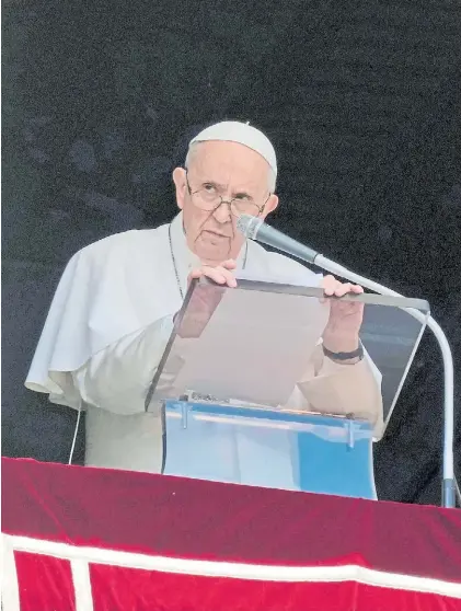  ?? AP ?? Serio. El Papa Francisco, ayer, al saludar a miles de fieles en San Pedro, entre ellos, cientos de cubanos.